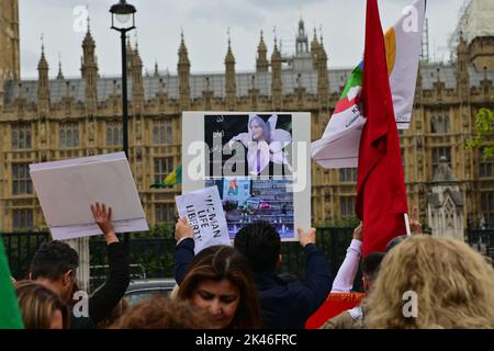 Demonstration der kurdischen Gemeinde nach dem Tod von Mahsa Amini ist eine kudisch-iranische Frau vor dem Parliament Square in London, Großbritannien. - 30.. September 2022. Stockfoto