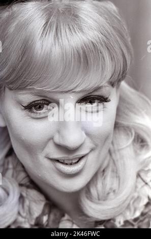 JACKIE TRENT (1940-2015) englischer Sänger/Songwriter im Mai 1964. Foto: Tony Gale Stockfoto