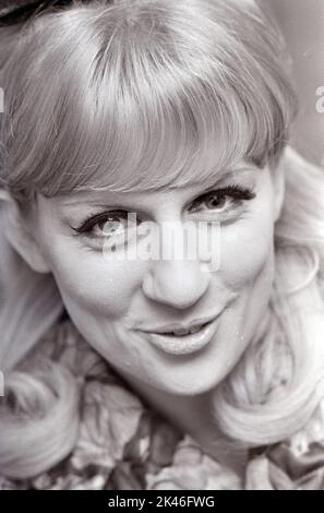 JACKIE TRENT (1940-2015) englischer Sänger/Songwriter im Mai 1964. Foto: Tony Gale Stockfoto