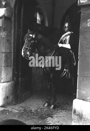 1958, historisch, ein King's Life Guard zu Pferd, Wachdienst bei den Horse Guards, offizieller Eingang zum Palace of Whitehall, Westminster, London, England, Großbritannien. Der berittene Wachmann trägt eine Uniform, eine Tunika und eine zeremonielle Kopfbedeckung, die als Albert-Helm bekannt ist. Stockfoto