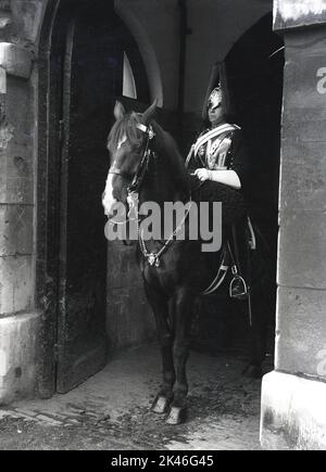 1958, historisch, ein King's Life Guard zu Pferd, Wachdienst bei den Horse Guards, offizieller Eingang zum Palace of Whitehall, Westminster, London, England, Großbritannien. Der berittene Wachmann trägt eine Uniform, eine Tunika und eine zeremonielle Kopfbedeckung, die als Albert-Helm bekannt ist. Stockfoto