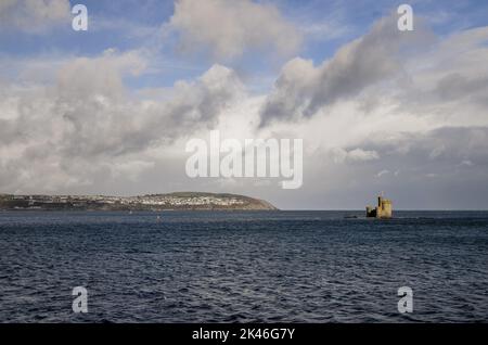 Ein weit entfernter Blick auf die Stadt Douglas in Isle of man mit dem alten St. Mary's Isle Tower of Refuge bleibt in der Douglas Bay Stockfoto