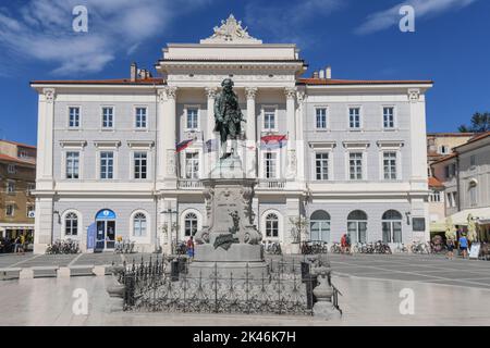 Piran: Zentraler Platz und Rathaus von Tartini, mit Giuseppe Tartini-Statue, Slowenien Stockfoto