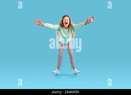 Eine lustige, emotionale Frau streckt ihre Hände zur Kamera, freut sich, dich zu sehen und schreit vor Freude. Stockfoto