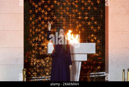 Durres, Albanien. 28. September 2022. Maryam Rajavi, die designierte Präsidentin des Nationalen Widerstandsrates des Iran (NCRI), sah die Siegessiegsprägung in Anerkennung der von den Sicherheitskräften während des landesweiten Aufstands im Iran Getöteten. Ausgelöst durch den Tod in Haft von Mahsa Amini, einer 22-jährigen Kurdin, wurden mindestens 300 Demonstranten während landesweiter Aufstände im Iran getötet und 15.000 verhaftet. (Foto von Siavosh Hosseini/SOPA Images/Sipa USA) Quelle: SIPA USA/Alamy Live News Stockfoto