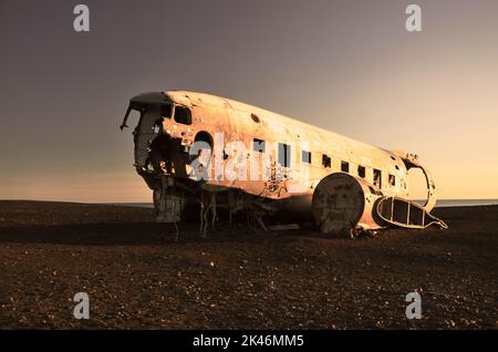 Abgestürztes Flugzeug US Navy Douglas C-117D befindet sich in Sólheimasandur DC-3 Flugzeugabsturz Island Stockfoto