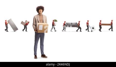 In voller Länge Porträt eines jungen eleganten Mannes mit einem Karton und Mover tragen nach Hause Applianzen und Möbel isoliert auf weißem Hintergrund Stockfoto