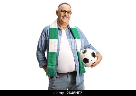 Reifer Mann mit einem Fußball und einem Schal lächeln auf Kamera isoliert auf weißem Hintergrund Stockfoto