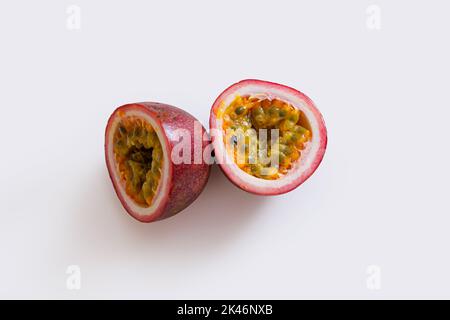 Passionsfrucht wurde isoliert auf weißem Hintergrund geschnitten Stockfoto