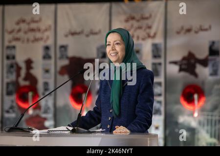 Durres, Albanien. 28. September 2022. Maryam Rajavi, die designierte Präsidentin des Nationalen Widerstandsrates des Iran (NCRI), sprach während einer Hommage an die von den Sicherheitskräften während des landesweiten Aufstands im Iran Getöteten. Ausgelöst durch den Tod in Haft von Mahsa Amini, einer 22-jährigen Kurdin, wurden mindestens 300 Demonstranten während landesweiter Aufstände im Iran getötet und 15.000 verhaftet. (Bild: © Siavosh Hosseini/SOPA Images via ZUMA Press Wire) Stockfoto