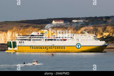 Die Fähre Cote D'Albatre fährt vom Hafen Newhaven an der britischen Südküste ab. Stockfoto