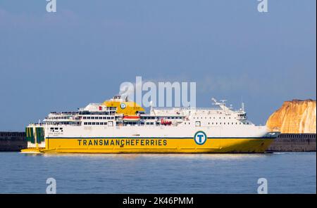 Die Fähre Cote D'Albatre fährt vom Hafen Newhaven an der britischen Südküste ab. Stockfoto