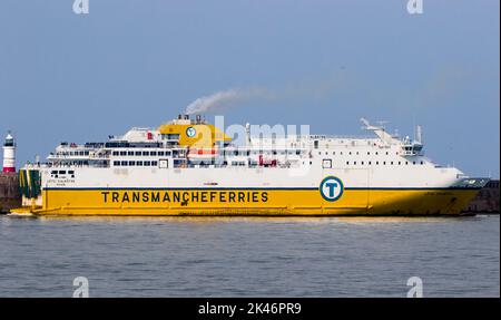 Die Fähre Cote D'Albatre fährt vom Hafen Newhaven an der britischen Südküste ab. Stockfoto