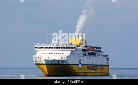 Die Fähre Cote D'Albatre fährt vom Hafen Newhaven an der britischen Südküste ab. Stockfoto