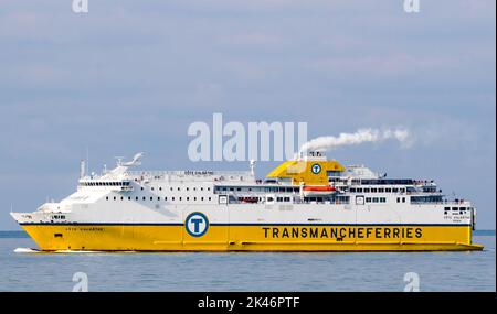 Die Fähre Cote D'Albatre fährt vom Hafen Newhaven an der britischen Südküste ab. Stockfoto