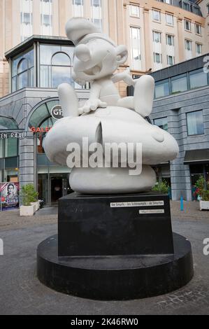 Die Statue des Schlumpfes (von der Künstlerin Maryline Garbe) in der Nähe des Moof Museums, Brüssel, Belgien Stockfoto