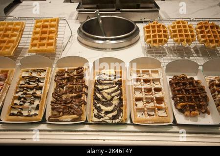 Gaufres (typische belgische Waffeln) in Brüssel, Belgien zu verkaufen Stockfoto