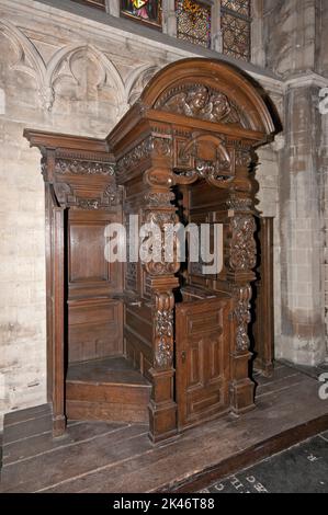 Geschnitzter Beichtstuhl in der Kathedrale der Heiligen Michael und Gudula, Brüssel, Belgien Stockfoto