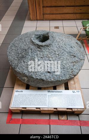 Alte Schleifscheibe (X-XI Jahrhundert), ausgestellt im Kulturzentrum Halle Saint-Gery, Brüssel, Belgien Stockfoto