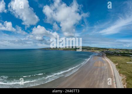 Ein Luftpanorama der Bray Head Klippen und Landzunge auf Valentia Island bei Sonnenuntergang Luftaufnahme des endlosen goldenen Sandstrandes in Ballybunion Stockfoto