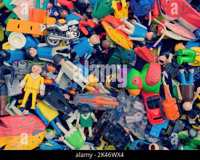 Verschiedene Plastikspielzeuge (Autos & Lastwagen) auf dem Flohmarkt in Hannover (Nr. 51) Stockfoto