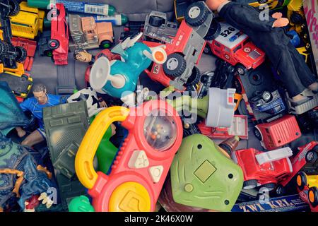 Verschiedene Plastikspielzeuge (Autos & Lastwagen) auf dem Flohmarkt in Hannover (Nr. 52) Stockfoto