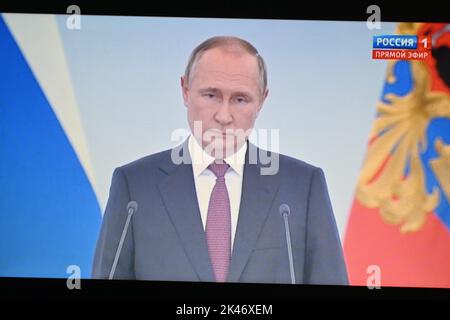 Moskau, Russland. 30. September 2022. Clermont Ferrand, Auvergne Rhone Alpes, Frankreich: Wladimir Putin hält eine Rede vor dem russischen Volk nach den Ergebnissen des Referendums über die Annexion in vier Regionen der Ukraine, die teilweise von Moskau kontrolliert werden: Donezk und Lugansk im Osten, Cherson und Saporizhia im Süden. Diese Rede zielt darauf ab, den "Eintritt neuer Gebiete in die Russische Föderation" zu formalisieren. Kredit: ZUMA Press, Inc./Alamy Live Nachrichten Stockfoto