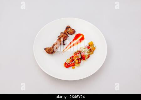 Gegrillte Schweineribs mit Chilisauce, Gemüsesalat, isoliert auf weißem Hintergrund, Draufsicht Stockfoto