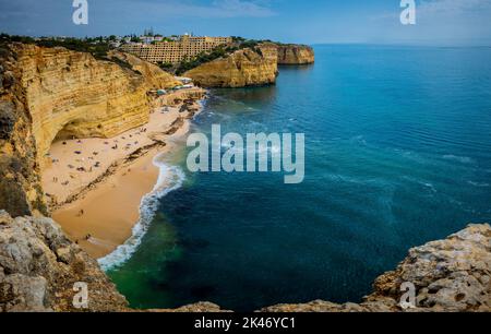 Carvoeiro, Portugal, September 2022: Blick aus dem Hochwinkel auf den Praia do Val de Centeanes an der Küste der Algarve, Portugal. Stockfoto