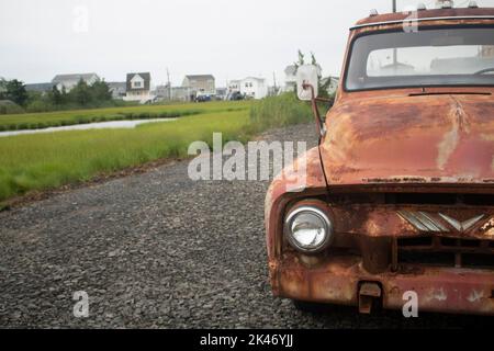 Vintage roten LKW auf Vorstadteinfahrt im Sommer Stockfoto
