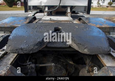 Gefettete Rutschplatte der Vorderkabine eines Anhängers koppelt und entkoppelt ein Traktor-Anhänger-Ladeende Stockfoto