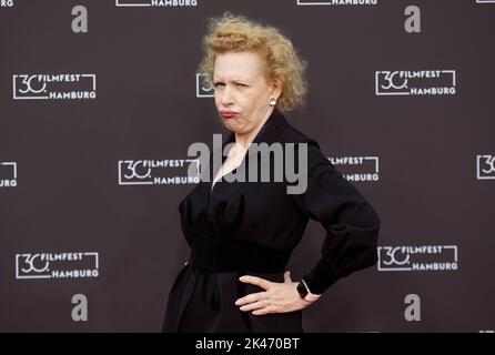 Hamburg, Deutschland. 30. September 2022. Die Schauspielerin Sunnyi Melles kommt zum Filmfest Hamburg 30. für die Fotoaufnahme des Films 'Triangle of Traurigkeit'. Quelle: Daniel Reinhardt/dpa/Alamy Live News Stockfoto