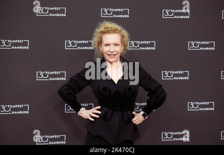 Hamburg, Deutschland. 30. September 2022. Die Schauspielerin Sunnyi Melles kommt zum Filmfest Hamburg 30. für die Fotoaufnahme des Films 'Triangle of Traurigkeit'. Quelle: Daniel Reinhardt/dpa/Alamy Live News Stockfoto