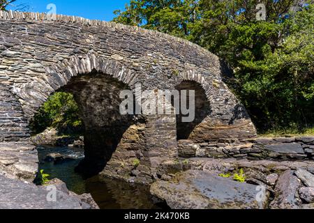 Blick auf die historische Old Weir Bridge beim Treffen der Gewässer im Killarney National Park Stockfoto