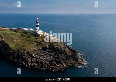 Der Leuchtturm am Old Head of Kinsale in der Grafschaft Cork im Westen Irlands Stockfoto