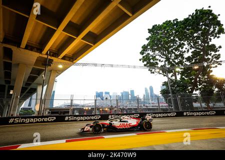 Singapur. 30. September 2022. 47 SCHUMACHER Mick (ger), Haas F1 Team VF-22 Ferrari, Aktion während des Formel 1 Singapore Airlines Grand Prix von Singapur 2022, 17. Lauf der FIA Formel 1 Weltmeisterschaft 2022 vom 30. September bis 02. Oktober 2022 auf dem Marina Bay Street Circuit, In Singapur - Photo Florent Gooden / DPPI Credit: DPPI Media/Alamy Live News Stockfoto