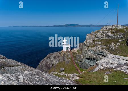 Ein Blick auf den historischen Sheep's Head Lighthouse auf der Halbinsel Muntervary in der Grafschaft Cork in Irland Stockfoto