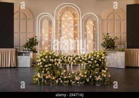 Brautpaar Braut und Bräutigam Hochzeit Tischdekoration goldenen Hintergrund Stockfoto