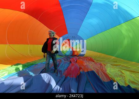 Tschechische Republik. 30. September 2022. 30. September 2022, Bela pod Bezdezem, Tschechische Republik: Ein Ballonfahrer Jindrich Lancaric vom Ballonteam Rajnbow bereitet sich auf die Übernahme vor. Heißluftballons fliegen von Bela pod Bezdezem aus in der Woche, in der die letzte Ballonveranstaltung in diesem Jahr in der Tschechischen Republik stattfinden wird. Das tschechische Heißluftballonfestival „Belske Hemzeni“ 20. findet in Bela pod Bezdezem (70 Kilometer nördlich von Prag) in der Tschechischen Republik statt. (Bild: © Slavek Ruta/ZUMA Press Wire) Bild: ZUMA Press, Inc./Alamy Live News Stockfoto