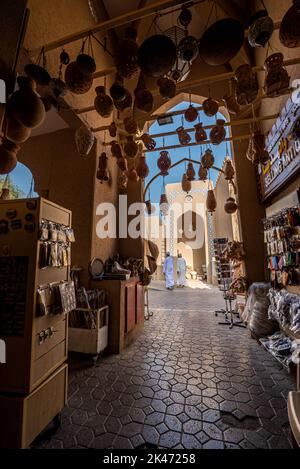 Objekte hängen an der Decke in einem Laden auf dem Nizwa Markt, Oman Stockfoto