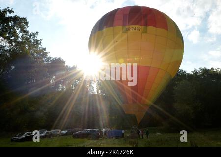 Tschechische Republik. 30. September 2022. 30. September 2022, Bela pod Bezdezem, Tschechische Republik: Heißluftballons fliegen von Bela pod Bezdezem aus in der Woche, in der die letzte Ballonveranstaltung in diesem Jahr in der Tschechischen Republik stattfinden wird. Das tschechische Heißluftballonfestival „Belske Hemzeni“ 20. findet in Bela pod Bezdezem (70 Kilometer nördlich von Prag) in der Tschechischen Republik statt. (Bild: © Slavek Ruta/ZUMA Press Wire) Bild: ZUMA Press, Inc./Alamy Live News Stockfoto