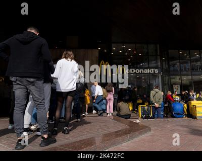 Über 50 Menschen sahen sich vor dem Restaurant in einem der wiedereröffneten Verkaufsstände in der Velyka Vasylkivska Straße im Stadtteil Schewtschenkivskyi anstehen. Ein Kunde sagte, dass er 40 Minuten auf die Bestellung gewartet habe. Die Fast-Food-Kette McDonald’s hat 10 Restaurants in Kiew wieder eröffnet und nimmt ihren Speisenservice wieder auf, erstmals nachdem sie alle ihre Restaurants im März geschlossen hatten. Die Fast-Food-Kette machte eine überraschende Ankündigung auf ihrem facebook-Konto, aber sie warnte davor, dass es möglicherweise lange Schlangen geben könnte. Die Kette hat bereits vor 10 Tagen eine Handvoll ihrer Restaurants wiedereröffnet, aber auf den Takeaway-Service beschränkt. Stockfoto