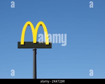 Tornio, Finnland - 29. August 2022: Das McDonalds Fast-Food-Restaurant steht vor einem blauen Himmel. Stockfoto