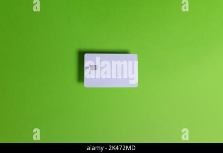 Weiße Kreditkarte mit EMV-Chip auf Grün. Kreditkarte Mock up Stockfoto