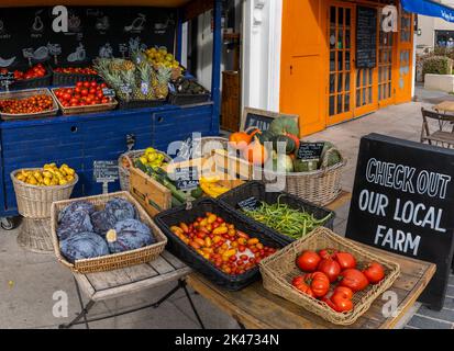 Greystones, Irland - 18. August 2022: Nahaufnahme einer Obst- und Gemüseanzeige in einem ganzen Lebensmittel- und Biogeschäft in Greystones Stockfoto