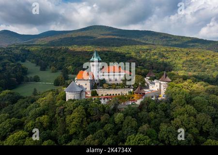 Smolenice, Slowakei - 26. September 2022: Blick auf das Schloss Smolenice in den Kleinen Karpaten im grünen Spätsommerwald Stockfoto