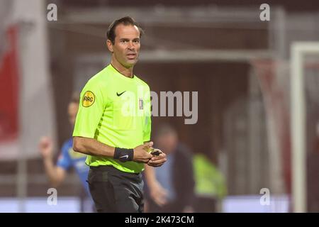 Niederlande. 30. September 2022. MAASTRICHT, NIEDERLANDE - 30. SEPTEMBER: Schiedsrichter Bas Nijhuis während des niederländischen Keukenkampioendivisie-Spiels zwischen MVV und Willem II im Stadion de Geusselt am 30. September 2022 in Maastricht, Niederlande (Foto von Geert van Erven/Orange Picics) Credit: Orange Pics BV/Alamy Live News Stockfoto