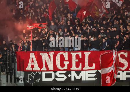 Niederlande. 30. September 2022. MAASTRICHT, NIEDERLANDE - 30. SEPTEMBER: Fans von MVV während des niederländischen Keukenkampioendivisie-Spiels zwischen MVV und Willem II am 30. September 2022 im Stadion de Geusselt in Maastricht, Niederlande (Foto: Geert van Erven/Orange Picics) Credit: Orange Pics BV/Alamy Live News Stockfoto