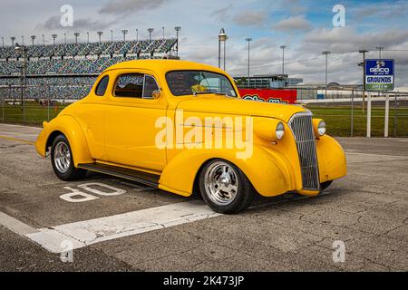 Daona Beach, FL - 29. November 2020: Vorderansicht eines Chevrolet Master Deluxe Business Coupés aus dem Jahr 1937 bei einer lokalen Automobilausstellung. Stockfoto