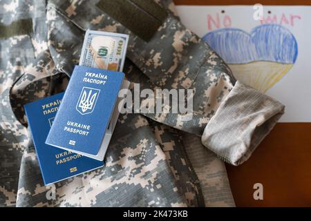 Ukrainische ausländische Pass militärische Uniform verpixelt Tarnung. Stockfoto